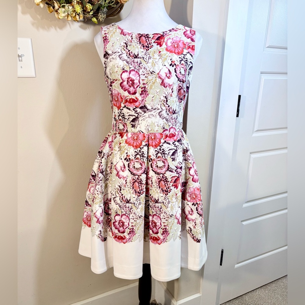 JUST TAYLOR Scuba Floral Pleated
Fit-and-Flare Dress w/ Pockets Sz 2🧡 - Picture 11 of 11